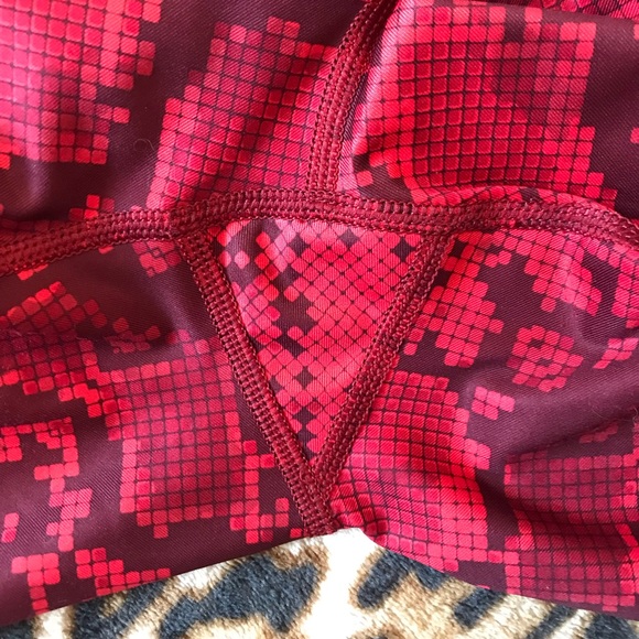 Lululemon Vent It Out Crop Mini Ziggy Snake Red Tide Cranberry Tights Size 6 - Picture 13 of 17